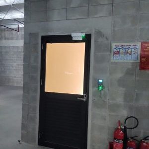 Cửa khung nhôm kính 03